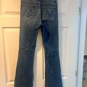 MOTHER The Weekender Fray Jeans in Walking On Coals.